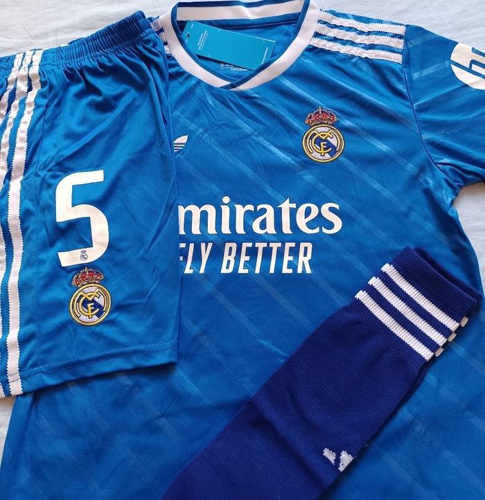 Superbe tenue Bellingham taille 14 ans Real de Madrid 2026 extérieur - photo numéro 2