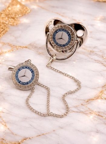 Tétine Mercedes-Benz personnalisée avec attache – Taille unique – Protection incluse – Neuve