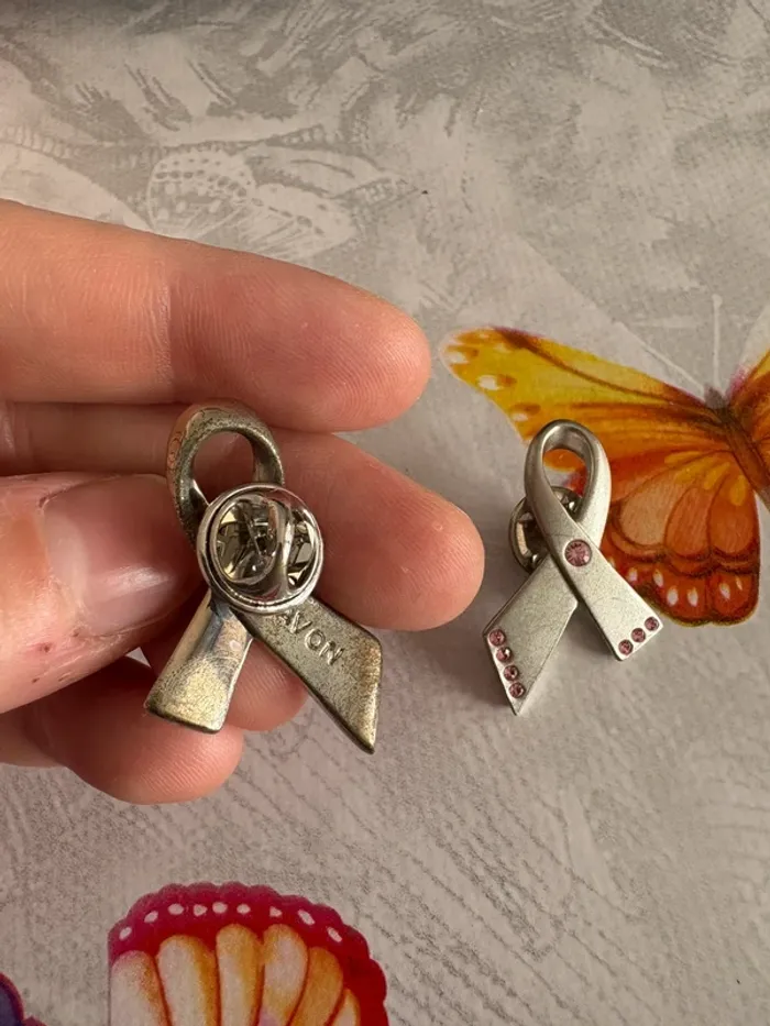 Pin’s argenté - photo numéro 2