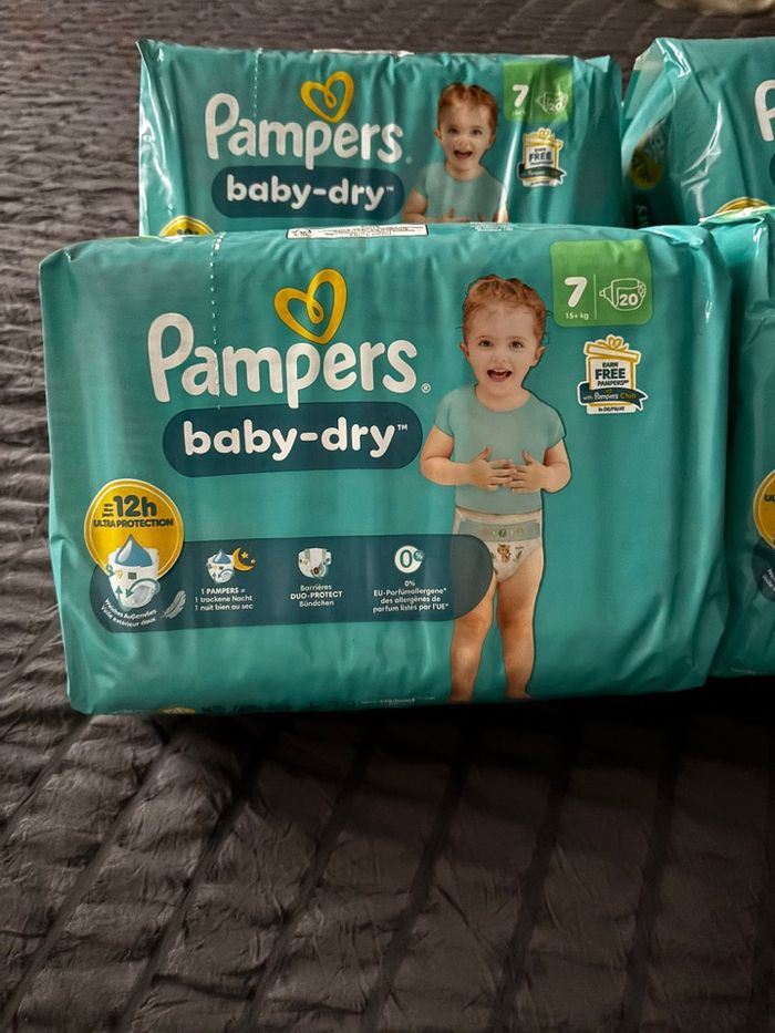 Lot de 160 couches Pampers Baby-Dry taille 7 (15+kg)
