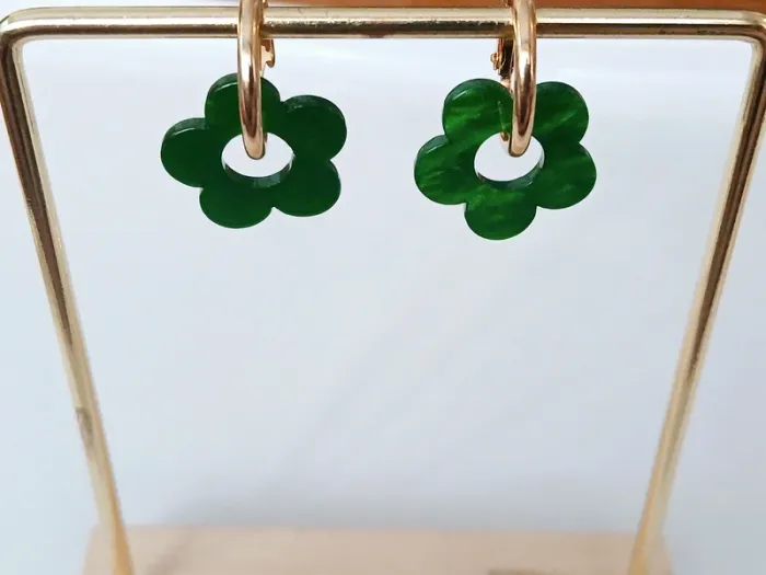 Boucles d’oreilles fleurs ton vert en résine – anneaux dorés - photo numéro 2