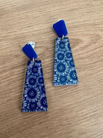 Jolie paire de boucles d’oreilles bleu marine