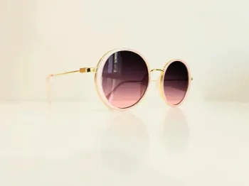 Lunette de soleil femme ovale rose et dorée verres dégradés uvprotection catégorie 3