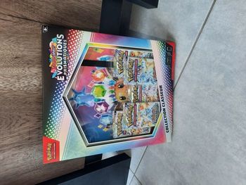 Coffret Classeur Pokémon Évolutions Prismatiques écarlate et violet EV8.5 FR Neuf Scellé