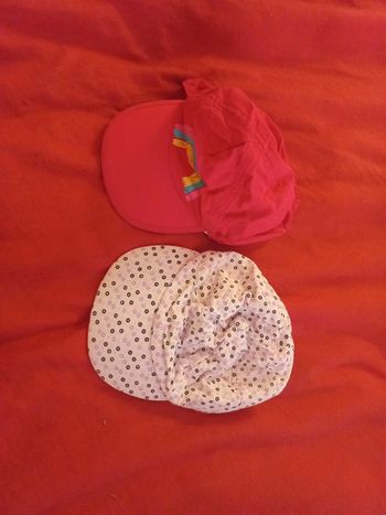 Lot 2 casquettes fille 6 à 12 mois