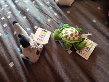 Peluches tortue et requin