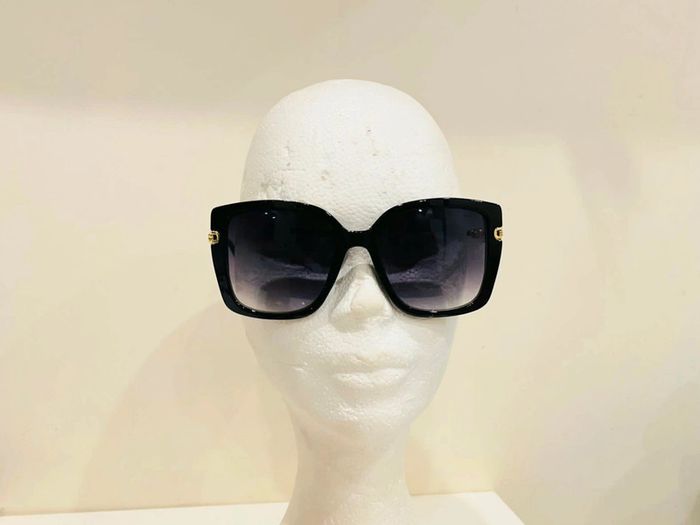 Lunette de soleil femme noire rectangulaire bras en chaîne dorée UV protection catégorie 3 - photo numéro 8