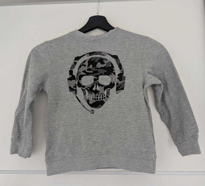 Sweat gris tête de mort avec casque 6/7 ans