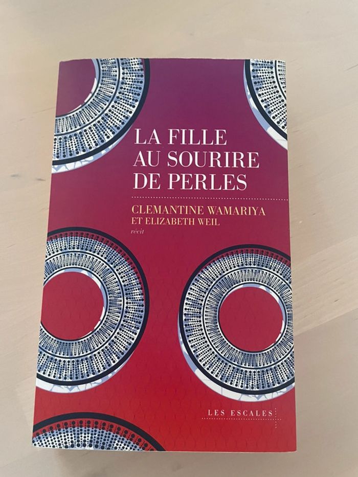 La fille au sourire de perles