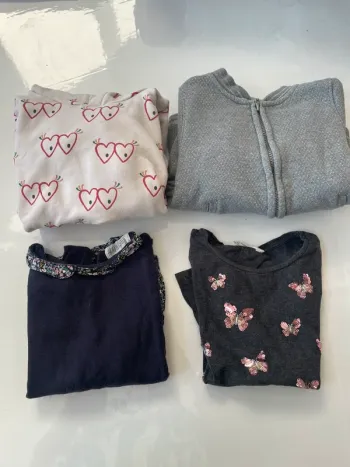 Lot de 4 pulls / gilets fille taille 5 ans