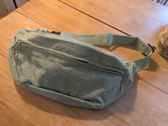 Banane verte d’eau en velours côtelé – un accessoire tendance, pratique et stylé à la fois ! - photo numéro 3