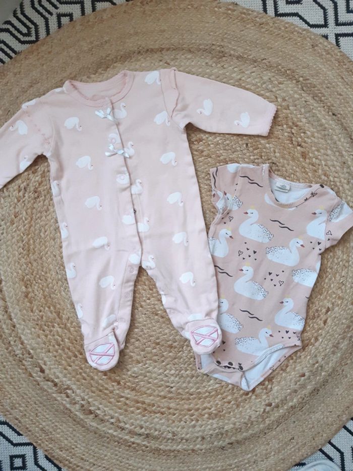 Lot pyjama et body cygnes 3/6 mois