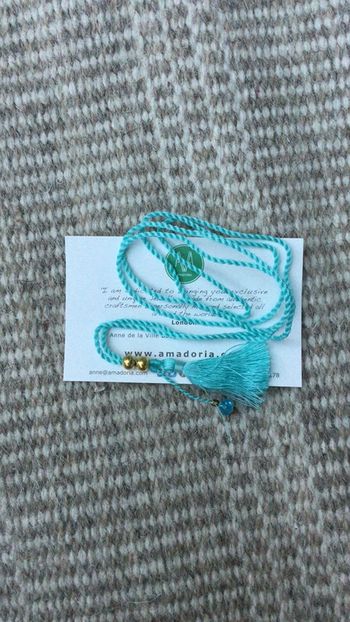 Collier sautoir bleu pendentif pompon