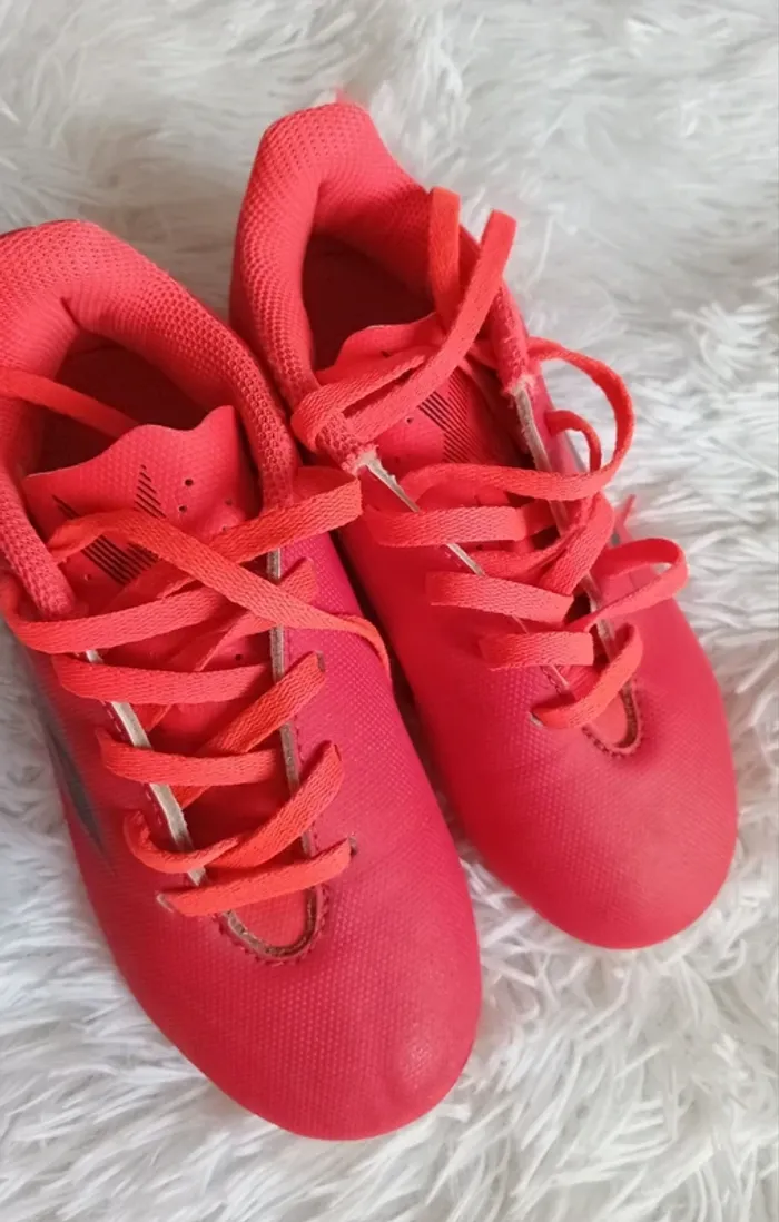 Crampons Adidas rouge fluo t.31🤍 - photo numéro 2