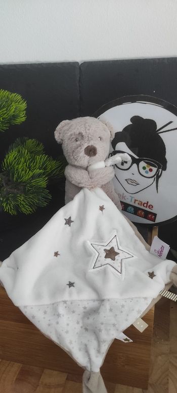 Doudou ours gris mouchoir étoiles beige blanc écharpe marron pommette DD003078