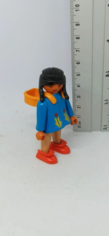 Femme indienne avec haut bleu et porte bébé playmobil