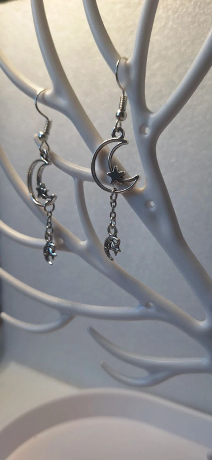 Boucles d'oreilles lune pendantes - photo numéro 3