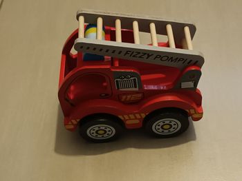 Camion de pompier en bois