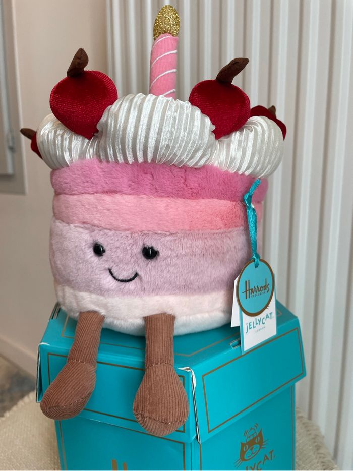 Peluche Jellycat Cheryl Cherry Cake 🩷 - photo numéro 2