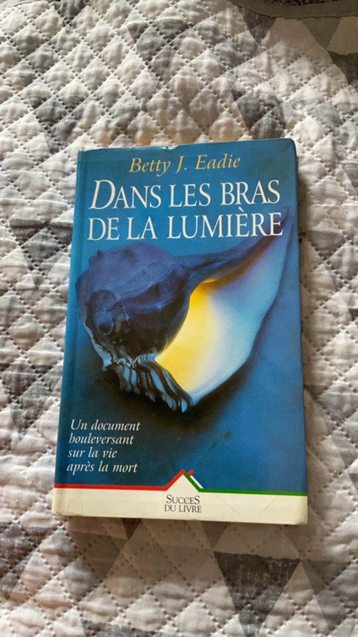 #dans les bras de la lumière Betty J. Eadie. E - photo numéro 2