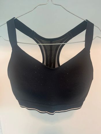 Brassière de sport noire dos nageur