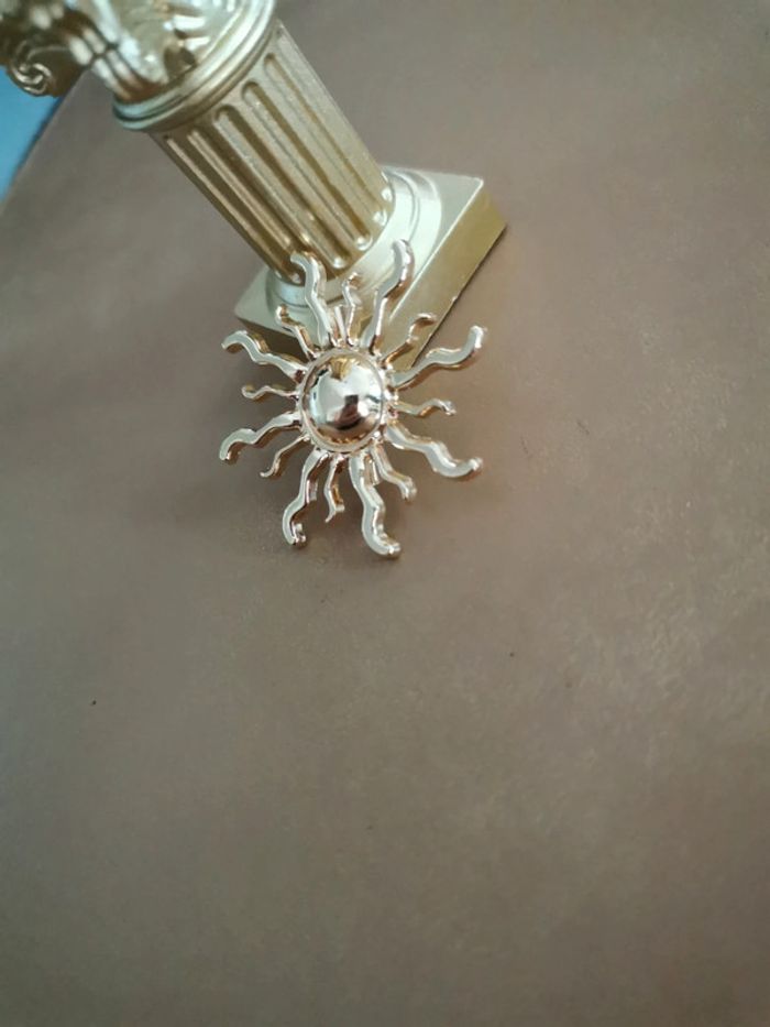 Broche femme soleil doré - photo numéro 2