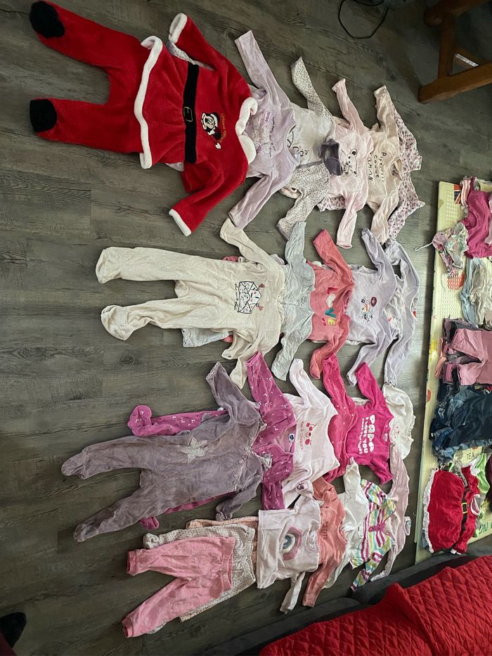Lot 22 pyjamas taille 18 mois