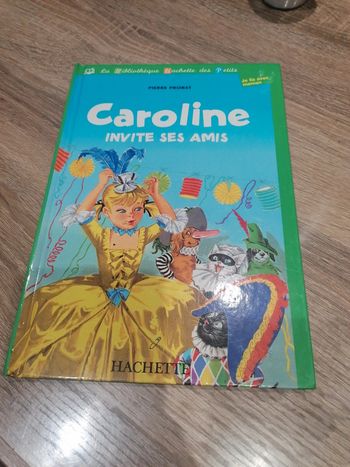 Livre Caroline invite ses amis Hachette