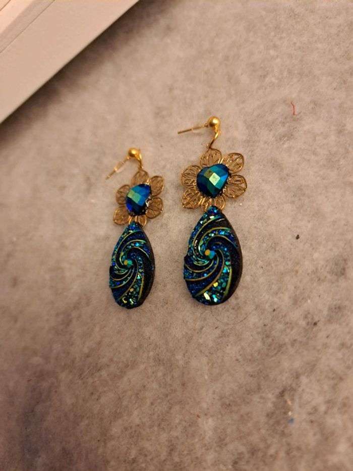 Boucles d'oreilles pendante strass bleu - photo numéro 5