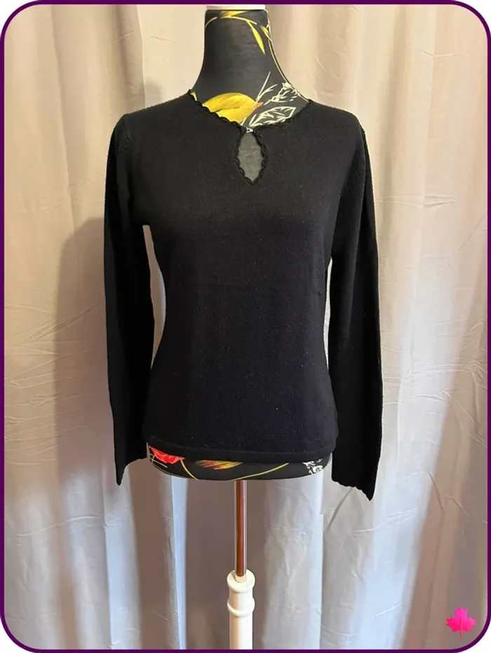 Joli pull noir Debbie Morgan avec col décoratif - Taille S/M