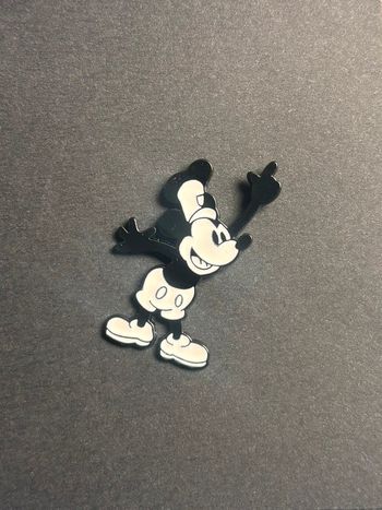 Très jolie pin’s Mickey noir et blanc