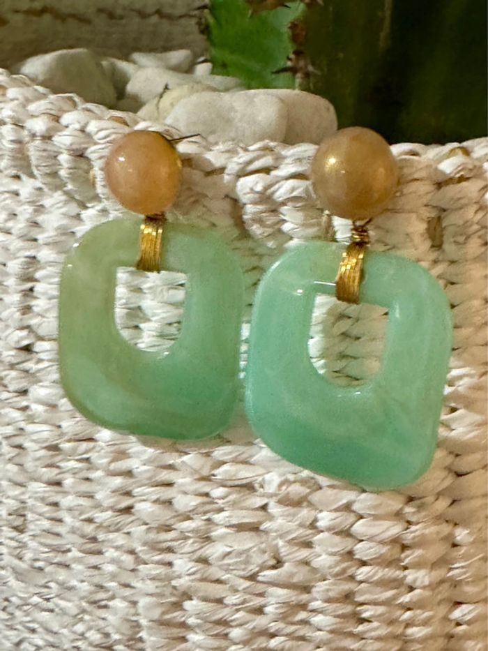 Boucles d’oreilles résine vert d’eau et nude fils or