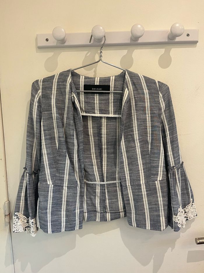 Veste à rayures et manches volantes détails dentelle zara taille XS/34 - photo numéro 2