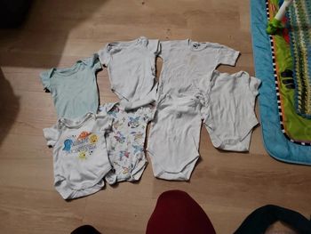 Lot de 7 bodies manched courted taille 0-3 mois