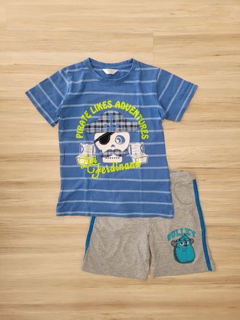 T-shirt et shorts garçon, taille 5-6 ans.