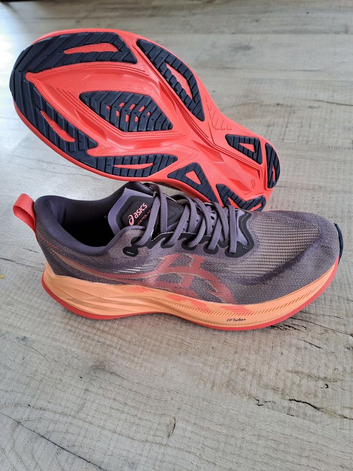 Running asics superblast