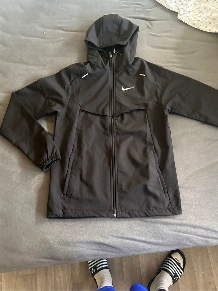 Une  Veste Nike Running porter une seule fois. Bon état.
