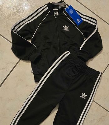 (NEUF  non porté) 🏷🤩🥰👌👌👌  superbe survetement ADIDAS unisex 3 ans 🥰🤩