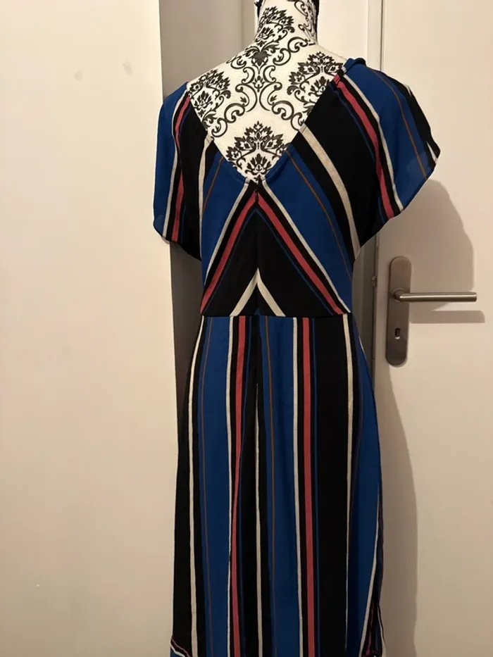 Jolie robe à rayures - photo numéro 2