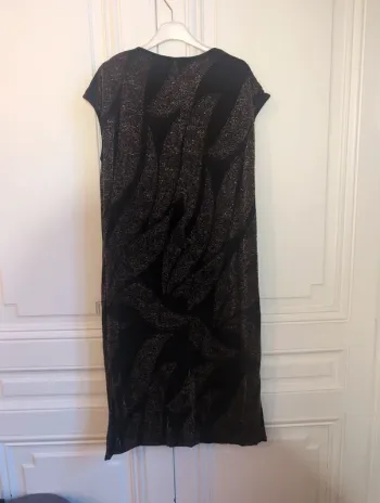 Robe noire motifs dorés