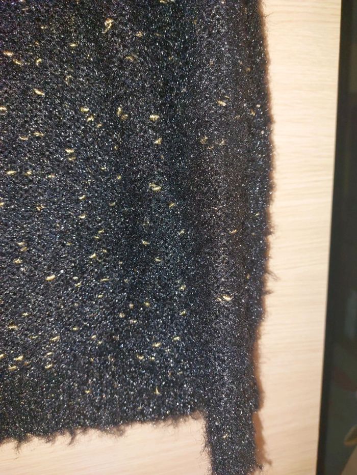 Pull noir poil long  et fil doré - photo numéro 4