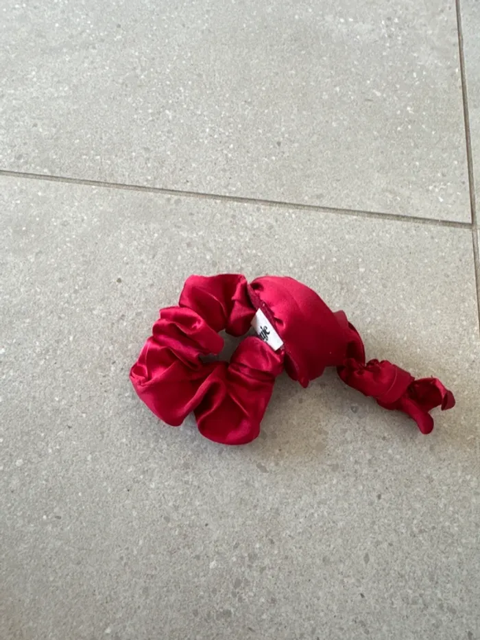 Chouchou Rouje Paris, rouge, très bon état,