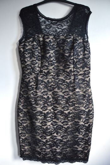 Robe dentelle noire doublée beige – taille M