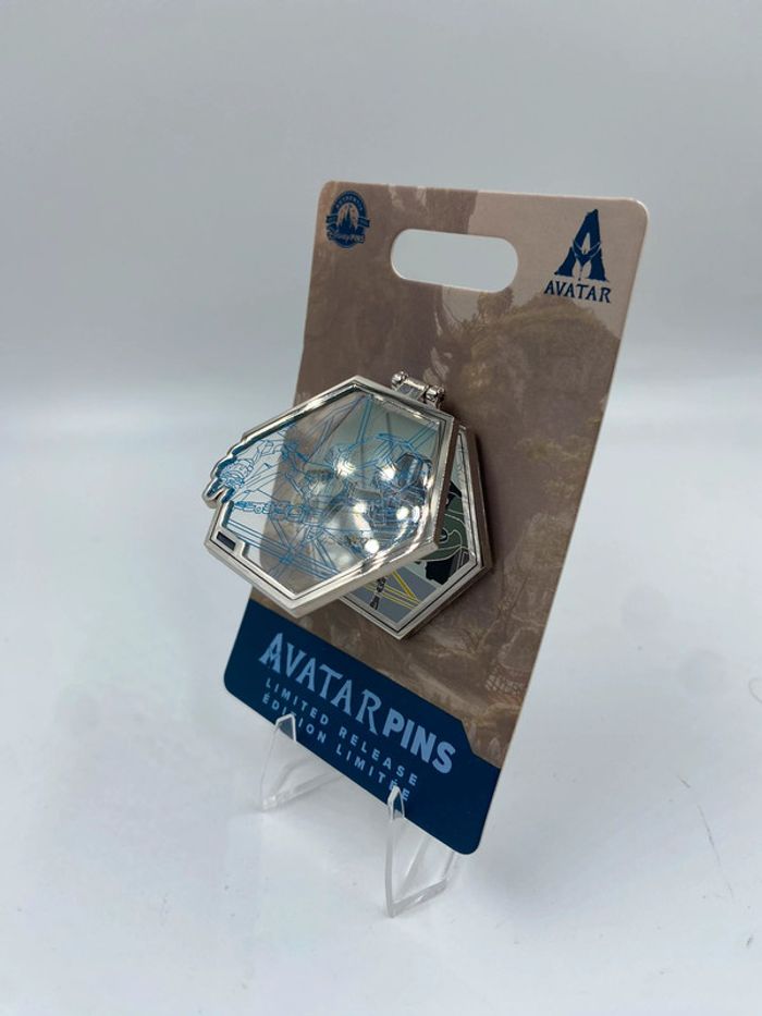Pin's en édition limitée combinaison Avatar AMP Disney store - photo numéro 2