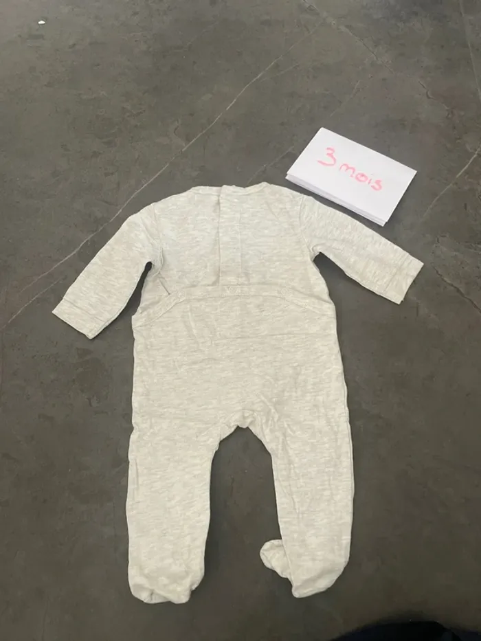 Lot pyjamas et Bodie - photo numéro 5