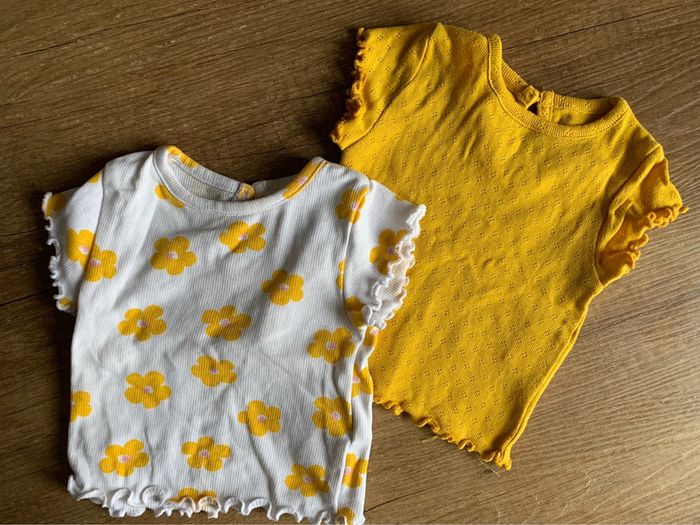Lot de 2 t-shirts mc Kiabi 3 mois tbe jaune fleurs
