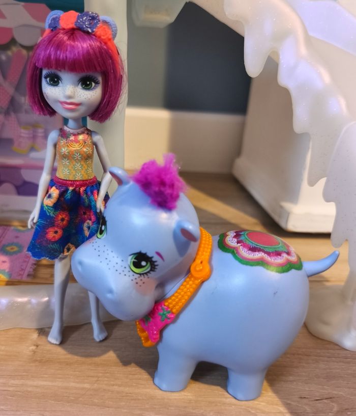 Poupée entchantimals avec son hippopotame