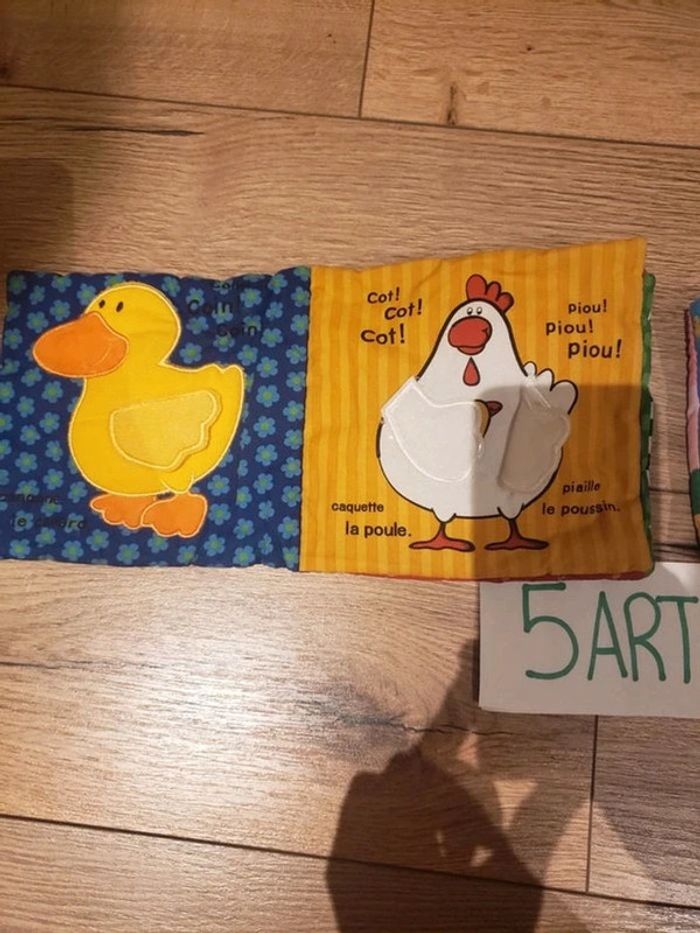 Lot livres tissus d'éveils avec matières bruits, mon premier tout doux et qui se cache à la ferme - photo numéro 9