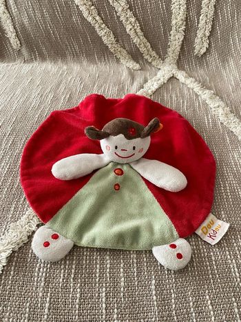 Peluche doudou plat 25cm doukidou poupée fille brune rouge et vert très bon état