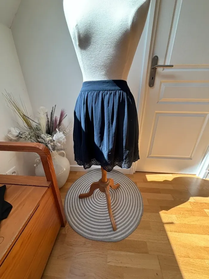 Sublime jupe courte bleu marine et dentelle brodée - Camaïeu - T38